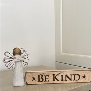 Willow Tree Angel of Strength by DEMDACO Figurine with *BE KIND* Sign